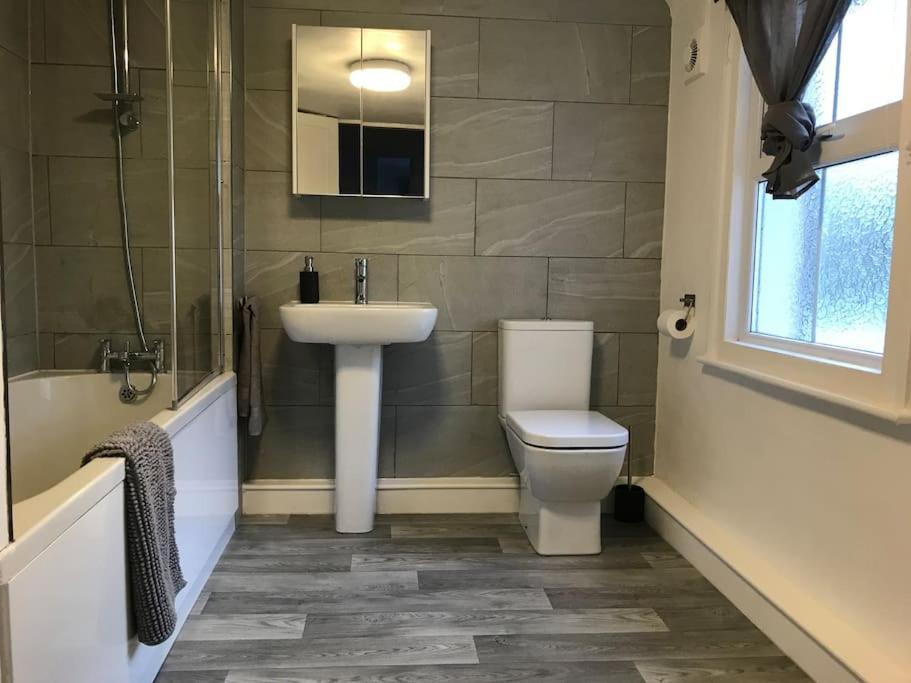 הוילה Entire House With Garden & Parking Nr Ashford Int מראה חיצוני תמונה